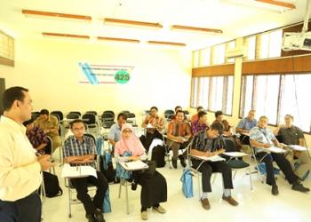 Bapak Yuwono Indro, M.Eng. sedang menjelaskan materi pada peserta BIMTEK